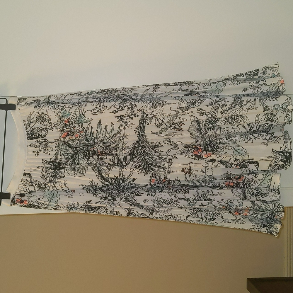 NWT - pleated skirt with jungle print design